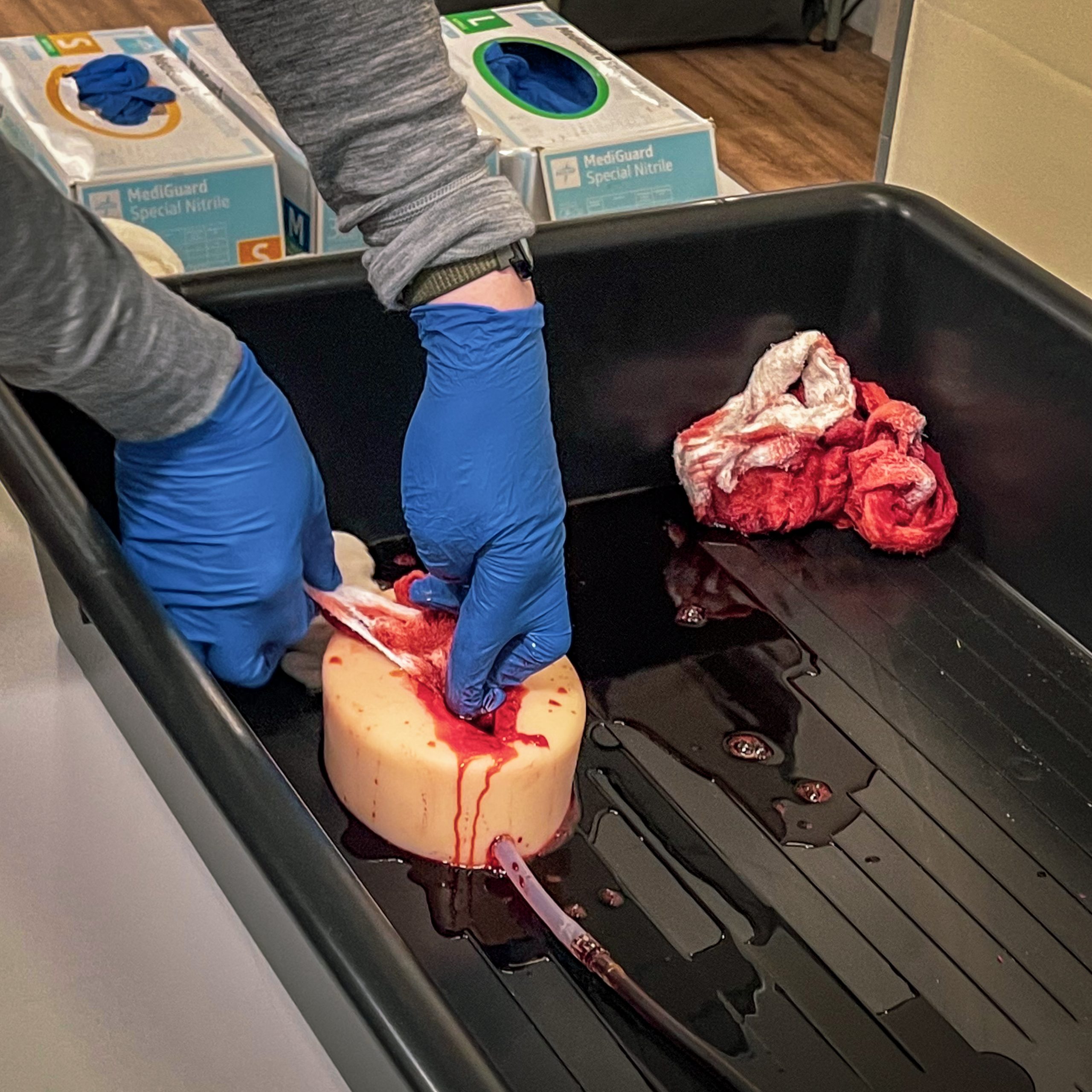 Major bleeding management during first aid training